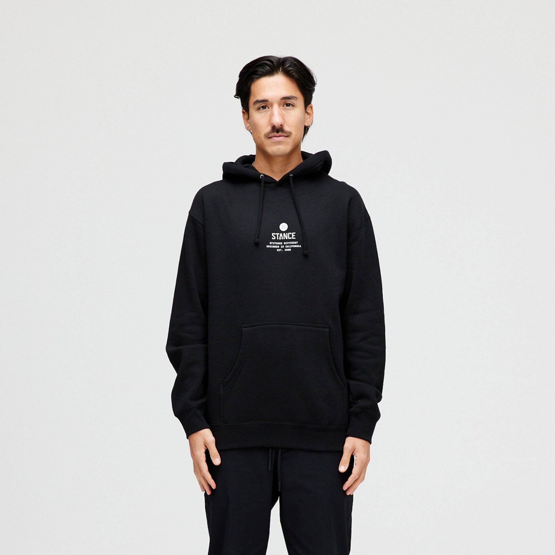 Stance Established Hoodie Schwarz |model
