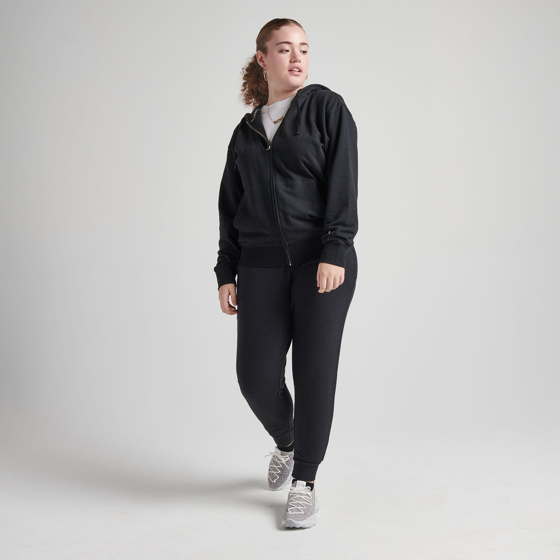 Stance Shelter Joggerhose Fur Damen Schwarz |model